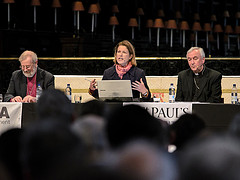 http://theunhivedmind.com/wordpress2/Pics/Stephanie_Flanders_chairs_the_debate.jpg